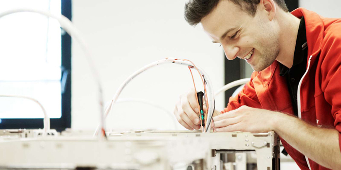 Studerende med 3D-printer